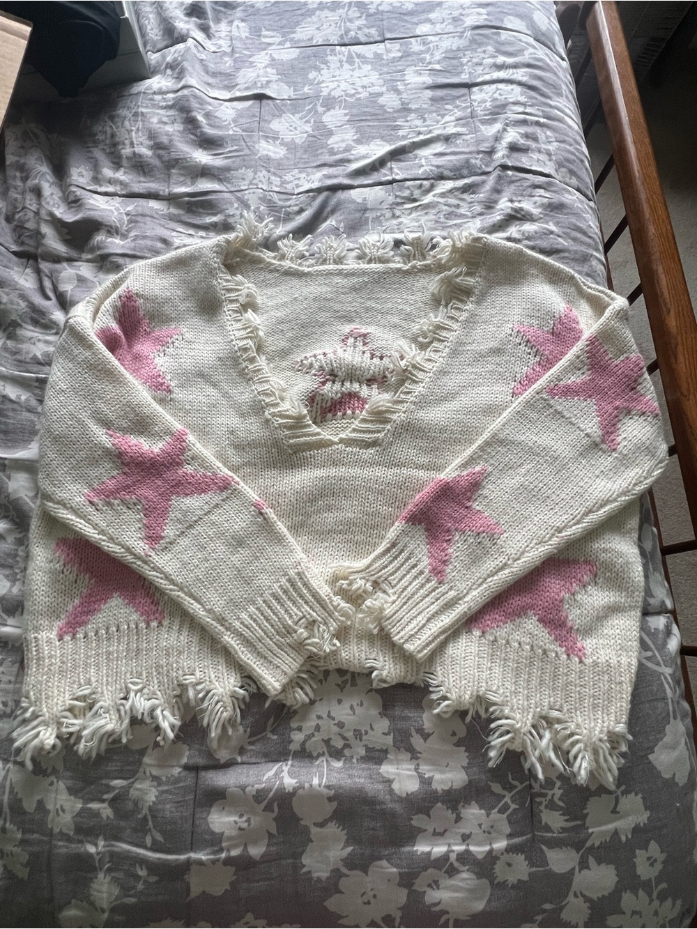 Women's Cream Star Pattern Fringe V-Neck Sweater - Pink Stars